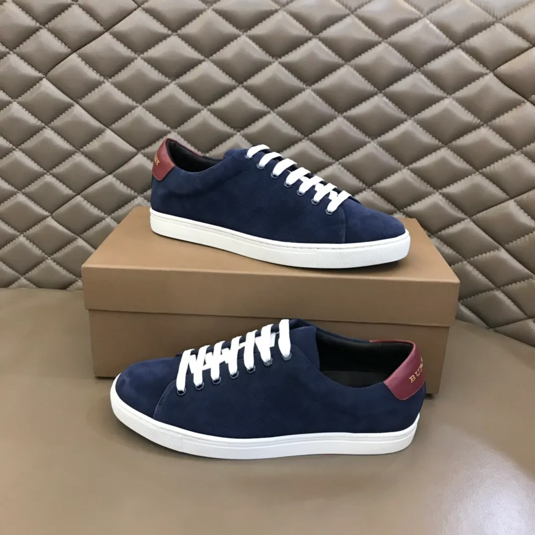 ¥380 B’s men’s classic low-top sneakers are reinterpreted in Vintage plaid cotton and cowhide materials, decorated with a new brand logo. First-layer cowhide lining, heel decorated with Burberry lettering embossed logo, original outsole 38-45